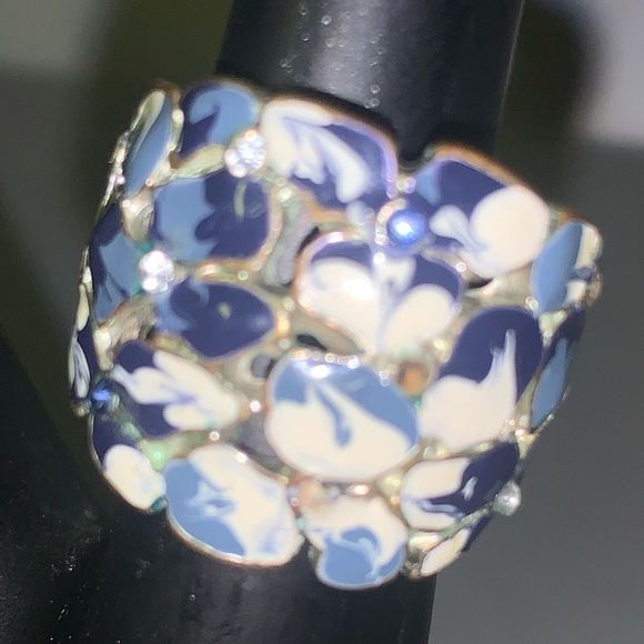 Gorgeous Ring - Picture 3 of 5